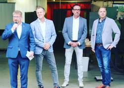 Oberbürgermeister Bert Knoblauch (v.l.), Mario Babock, Vorsitzender des Wirtschaftsrates, und Peter Liensdorf, Geschäftsführer der Formen- und Werkzeugbau GmbH, eröffneten den Tag der offenen Unternehmen 2021. © Stadt Schönebeck 1E2FDB1A 0E95 4119 B2AB 97367BA62874