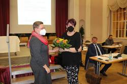 Die Vorsitzende des Stadtrates der Stadt Schönebeck (Elbe) Cornelia Ribbentrop und Oberbürgermeister Bert Knoblauch gratulierten der neuen Vertreterin herzlich. © Stadt Schönebeck (Elbe) Marlis Ekrutt