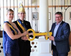 Sandra I. und Andreas I. übergeben Oberbürgermeister Bert Knoblauch den Rathausschlüssel. © Stadt Schönebeck FCCSchlüsselRück3