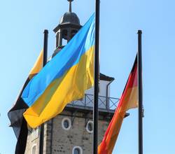 Ukraine Fahne Salzturm Rathaus