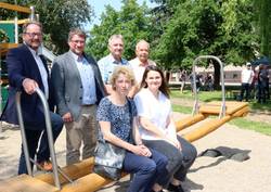 Eröffneten den Spielplatz (h.v.l.): Dezernent Guido Schmidt, Oberbürgermeister Bert Knoblauch, Ortsbürgermeister Rüdiger Kunze, Wolfgang Schröder, (v.v.l.) Silke Beyme, Sachgebiet Grünflächen der Stadt Schönebeck, und Fördermittelkoordinatorin Svetlana Trubnikova. © Stadt Schönebeck (Elbe) FreigabeOB