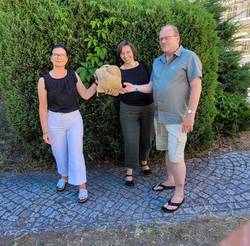 Gespendet wurden unter anderem die Einnahmen des ökumenischen Gottesdienstes zum Brunnenfest. © AWO Bild 3 Spende Ökumenischer Gottesdienst