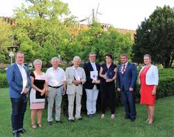 Preisverleihung 2022 (v.l.): René Wölfer, Sabine Dirlich, Heinrich Huke jun., Friedrich Harwig, Frank Schiwek, Sigrid Beitler, Oberbeürgermeister Bert Knoblauch und Stadtratsvorsitzende Cornelia Ribbentrop. © Stadt Schönebeck (Elbe) Preisträger2022