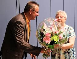 Uwe Scholz gratuliert Hella Richter zum Jubiläum der Regionalgruppe. © Stadt Schönebeck (Elbe) RichterScholz