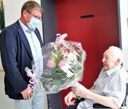 Oberbürgermeister Bert Knoblauch gratulierte Rudolf Kaczmarek zum 101. Geburtstag. © Stadt Schönebeck (Elbe) obkaczmarek