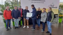 Landwirtschaftsminister Sven Schulze (v.r.) gratuliert Ortsbürgermeister Rüdiger Kunze und Ranies zum Silberrang. © Stadt Schönebeck (Elbe) 20220917 122819
