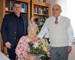 Oberbürgermeister Bert Knoblauch (l.) gratulierte Dorothea und Peter Kaniuth zur Diamantenen Hochzeit. © Stadt Schönebeck (Elbe) famkaniuthob