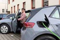 Klimaschutzmanagerin Kathrin Miehle mit den E-Autos. © Stadt Schönebeck (Elbe) e autossbk
