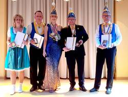 FFC-Präsidentin Sandra Kaluschen (M.) überreichte die Ehrungen an (v.l.) Iris und Thomas Kolbe, Bert Knoblauch und Jens Drewes. © Stadt Schönebeck (Elbe) 20230225 204557