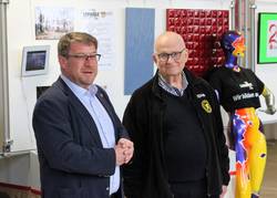 Oberbürgermeister Bert Knoblauch (l.) und Dr. Georg Plenikowski eröffneten die Ausstellung. © Stadt Schönebeck (Elbe) obplenikowski