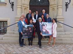 Landrat Markus Bauer, Petra Grimm-Benne (Vorstandsvorsitzende des Fördervereins), Anita Bader (Geschäftsführerin der MKP), Julia Teige (Stadtwerke Schönebeck; Bereichsleiterin Vertrieb) werben im Beisein von Vertreter:innen der jeweiligen Spielorte und einem Vertreter der Stadt Schönebeck für das Musikfest „Klänge im Raum“. © Mike Schmidt / MKP treppe by mike schmidt