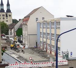 Die vorderen Zugänge der Gebäude sind aufgrund der Bauarbeiten gesperrt. © Stadt Schönebeck (Elbe) 20230523 135528