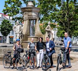 Startschuss fürs Stadtradeln mit (v.l.): Kathrin Miehle, Jessica Peter, Julia Teige (Vertriebsleiterin Stadtwerke), Oberbürgermeister Bert Knoblauch und Stadtsprecher Frank Nahrstedt. © Stadtwerke Schönebeck auftakt stadtradeln