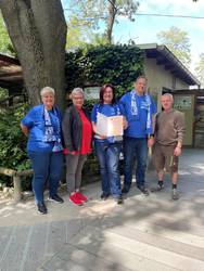 Der Fanclub des 1. FC Magdeburg verlängerte die Patenschaft für 3 mongolische Rennmäuse. © Stadt Schönebeck (Elbe) 2023 tp fcm fanclub 020623