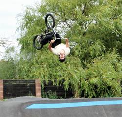 Spektakulärer Salto zur Eröffnung der Pumptrack. © Stadt Schönebeck (Elbe) salto