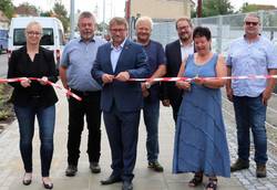 Symbolischer Scherenschnitt mit (v.v.l.) Stefanie Arnhold, Radverkehrskoordinatorin des Ministeriums für INfrastruktur und Digitales des Landes Sachsen-Anhalt, Oberbürgermeister Bert Knoblauch und Regina Schäfer, Sachgebietsleiterin Tiefbau der Stadt Schönebeck. © Stadt Schönebeck (Elbe) scherenschnitt