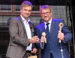 Schönebecks Oberbürgermeister Bert Knoblauch (r.) übernahm vom Aschersleber Amtskollegen Steffen Amme die symbolischen Staffelstäbe. © Stadt Schönebeck (Elbe) staffelstab2