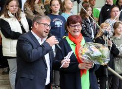 Oberbürgermeister Bert Knoblauch gratulierte Schulleiterin Kerstin Gundlach. © Stadt Schönebeck (Elbe) obundkerstingundlach