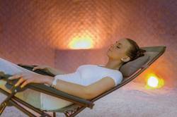 Relaxen in der Totes Meer-Salzgrotte (c) Sam Rey © SOLEPARK / Fotograf: Sam Rey Relaxen in der Totes Meer-Salzgrotte