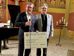 Oberbürgermeister Bert Knolauch (l.) nahm die Spende von Lions Club-Präsident Prof. Dr. Christoph Hoeschen entgegen. © Lions Club lionsclubobspende