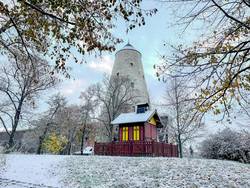 Kunsthof Soleturm mit Hexenhaus im Winter © SOLEPARK Kunsthof Soleturm mit Hexenhaus im Winter