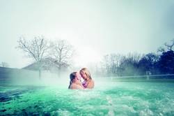 Solequell Außenbecken badendes Paar im Winter