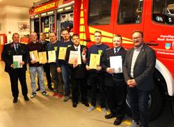 Wehrleiter Michael Vorwerk (l.), Stadtwehrleiter Daniel Schürmann (3.v.l.) und Dezernent Guido Schmidt (r.) mit Geehrten der Feuerwehr Pretzien/Plötzky. © Stadt Schönebeck (Elbe) jhv ffw pretzienplötzky
