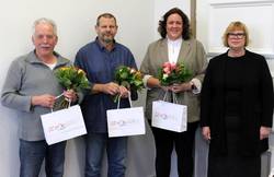 Neben Hans-Jürgen Pohland (l.) gehören Jürgen Ast und Sabrina Wilke zu den Schiedsleuten. Sie wurden von Direktorin Sigrun Lehmann berufen. © Stadt Schönebeck (Elbe) schiedsstellen