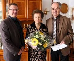 Uwe Scholz, stellvertretender Oberbürgermeister der Stadt Schönebeck (Elbe), gratulierte Brigitta und Wolfgang du Moulin zur Diamantenen Hochzeit. dhdumoulin