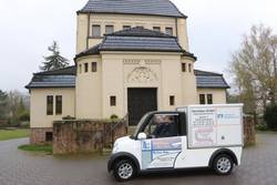 Dezernent Guido Schmidt und die zuständige Mitarbeiterin Andrea Jacob testen das neue Fahrzeug © Stadt Schönebeck (Elbe) Indienstnahme neues Elektromobil für Stadt