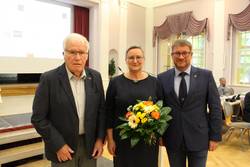 Cornelia Ribbentrop ist erneut Vorsitzende des Stadtrates © Stadt Schönebeck (Elbe) Werner Grundmann und Bert Knoblauch gratulieren