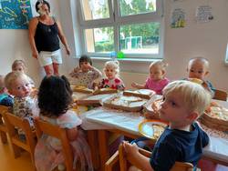 Die Kinder der Kita "Kinderoase" freuten sich über die Pizzaparty. © Bürgerstiftung 20240718 104439