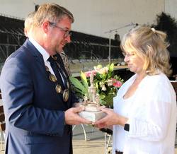 Oberbürgermeister Bert Knoblauch gratuliert Christiane Richter. © Stadt Schönebeck (Elbe) obchristianerichter