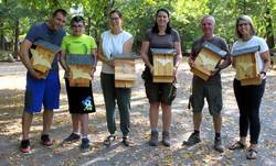Übergabe der Nistkästen durch Elias Dreger (l.), pädagogischer Mitarbeiter, Claudia Möller (3.v.l.), stellvertretende Schulleiterin, Mandy Lorenz (4.v.l.), Uwe Schlöcker (beide Mitarbeiter Tierpark) und Karin Stagge, Sachgebietsleiterin Kultur und Sport der Stadt Schönebeck (Elbe). © Stadt Schönebeck (Elbe) nistk stenoff