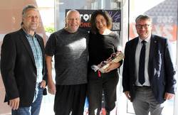 Schönebecks Oberbürgermeister Bert Knoblauch (r.) und Wirtschaftsförderer Sven Ellert (l.) begrüßten das Ehepaar Redlin zur Eröffnung des Fitnessstudios. © Stadt Schönebeck (Elbe) img 9729