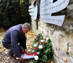Oberbürgermeister Bert Knoblauch bei der Krankniederlegung. © Stadt Schönebeck (Elbe) kranzniederlegungob