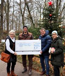 Heike Wehemeyer (l.), Geschäftsstellenleiterin ÖSA, Karin Stagge, Sachgebietsleiterin Kultur und Sport, und Oberbürgermeister Bert Knoblauch (2.v.r.) übergaben den symbolischen Scheck an Tierparkleiter Matthias Willberg. © Stadt Schönebeck (Elbe) scheckbiererberg1