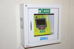 Neuer Defibrillator im Schönebecker Rathaus © Stadt Schönebeck (Elbe) Lebensrettende Sofortmaßnahme für Bürgerinnen, Bürger und Mitarbeitende