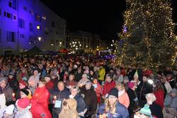 3. Weihnachtssingen auf dem Markt in Schönebeck (Elbe) © Stadt Schönebeck (Elbe) Zusammen untern Weihnachtsbaum