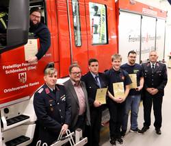 Norman Karge (oben), Stadtwehrleiter Daniel Schürmann (v.l.), Dezernent Guido Schmidt, Tim Kreitschi, Kristian Höpfner, Moritz Ohlmeyer und Ortswehrleiter Gunnar Ulrich vor dem TLF 4000. © Stadt Schönebeck (Elbe) jhvranies