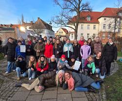 Ehemalige Grundschüler der Ludwig-Schneider-Schule pflanzten einen Baum. © privat bild 1