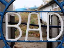 Eingangsbereich Freibad. © Stadt Schönebeck (Elbe) bad schriftzug mit baustelle
