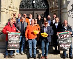 Die Unterstützer des 19. SoleCup. © Stadt Schönebeck (Elbe) Die Sponsoren und Unterstützer des Leichtathletik-Meetings 19. SoleCup stehen auf der Treppe vor dem Schönebecker Rathaus.