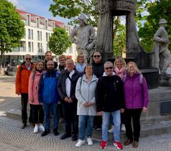 Die Delegation aus Oschersleben schaute sich den Marktplatz in Schönebeck an. © Stadt Schönebeck (Elbe) Die Delegation aus Oschersleben schaute sich den Marktplatz in Schönebeck an.