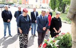 Oberbürgermeister Bert Knoblauch, Stadtratsvorsitzende Cornelia Ribbentrop und weitere Stadtratsmitglieder gedenken zum Tag der Befreiung. © Stadt Schönebeck (Elbe) Oberbürgermeister Bert Knoblauch, Stadtratsvorsitzende Cornelia Ribbentrop und weitere Stadtratsmitglieder gedenken zum Tag der Befreiung.