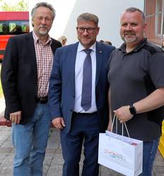 Oberbürgermeister Bert Knoblauch (M.) und Wirtschaftsförderer Sven Ellert (l.) gratulierten Karsten Doll zur Auszeichnung. © Stadt Schönebeck (Elbe) Oberbürgermeister Bert Knoblauch (M.) und Wirtschaftsförderer Sven Ellert (l.) gratulierten Karsten Doll zur Auszeichnung.
