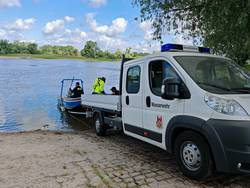 Boot wird zu Wasser gelassen. © Sambleben / Wasserwehr Schönebeck (Elbe) Das Boot wird auf einem Hänger ins Wasser geschoben.