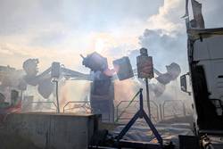Das Fahrgeschäfts "Beatbox" auf dem Salzblumenplatz. © Stadt Schönebeck (Elbe) Nebel steigt auf beim Fahrgeschäfts auf dem Rummel.