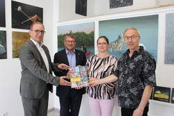 Stiftung der ehemaligen Kreissparkasse Bernburg unterstützt Künstlermonografie Christof Grüger © Stadt Schönebeck (Elbe) Landrat, Oberbürgermeister, Autoren