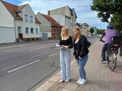 Zoe und Isabell waren mit dem Zählen der Autos sehr gefordert. © Stadt Schönebeck (Elbe) Zwei Schülerinnen stehen an der Straße und wollen Autos zählen.